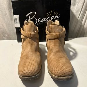 Beacon tan ankle boots with zip up heel & 1” block heel size 9M NWT